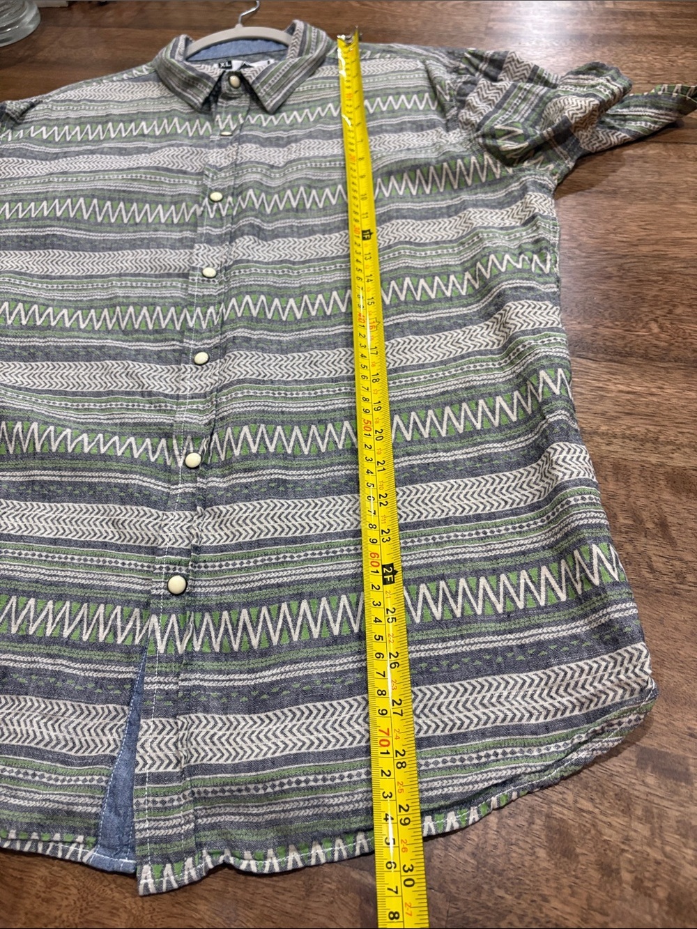 Beautiful Giant Aztec Button-Down Shirt XL. Snap front - Picture 6 of 7